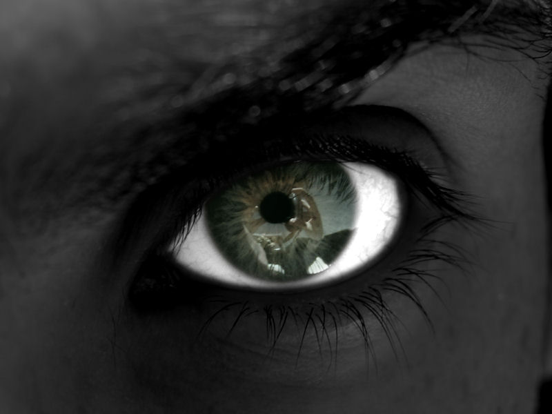 Œil en gros plan illustrant l’univers de la magie